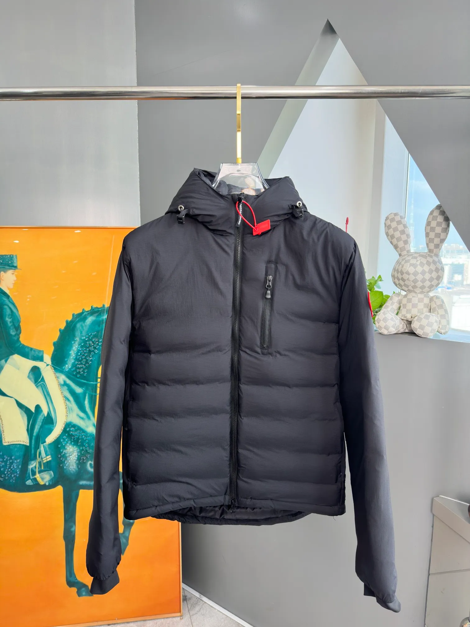 P880 official website CANADA GOOSE thin and light model. It is super lightweight and has no weight-bearing feeling on the upper body! It also shows your temperament!! The Canadian brand Canada Goose has always been recognized as the warmest down jacket. Various Instagram celebrities, Internet celebrities, and celebrities often wear it for street photos. I make Canada Goose every year, but I still can’t get rid of my love for it. No matter how cold the winter is, there is no need to be afraid. It is the legendary warmest down jacket and is known as a must-have for arctic outdoor sports! The most popular down jacket in the world, major celebrities are rushing to buy it, and it is a must-have for everyone! Size: S-2xl Color: black gray